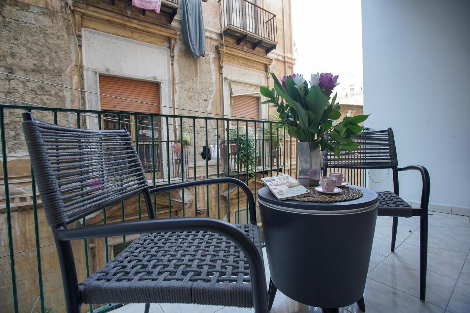 B-Pizzofalcone Napoli Bagian luar foto